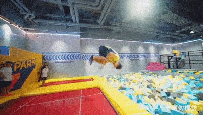 专业蹦床.gif