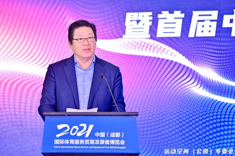 中国体育用品业联合会副主席兼秘书长罗杰在运动乐园(空间)大会上致辞