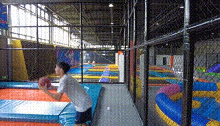 蹦床灌篮.gif