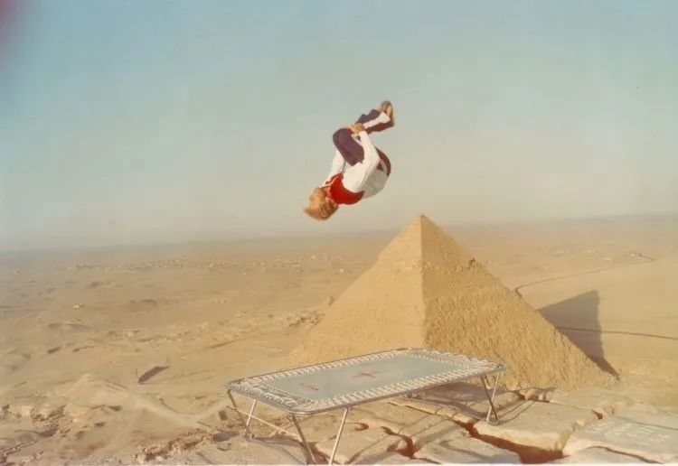 尼森在埃及胡夫金字塔景区表演