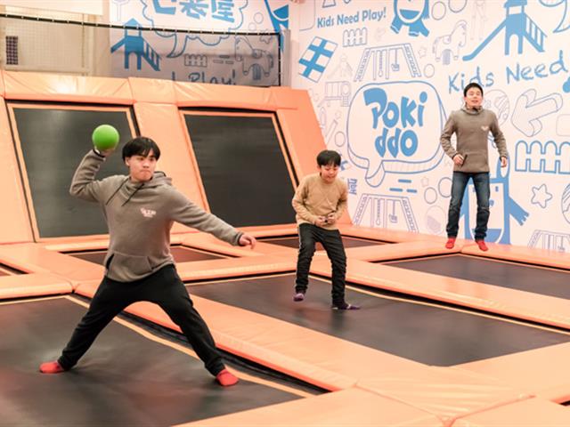 蹦床公园活动之亲子互动娱乐—受欢迎的蹦床馆躲避球互动游戏